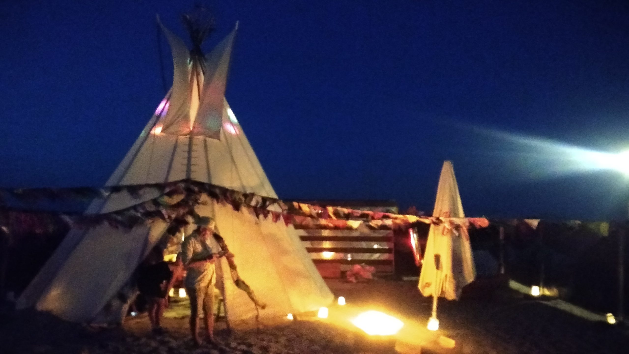 Tipi tent bij avond, sfeervol verlicht, op het stand van IJburg in Amsterdam - yurtkopen