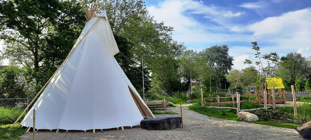 Tipi aan bosrand in speeltuin met een sfeervol groene omgeving - yurtkopen