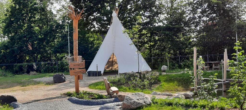 Tipi opgebouwd in speeltuin, aan de bosrand in Gelderland