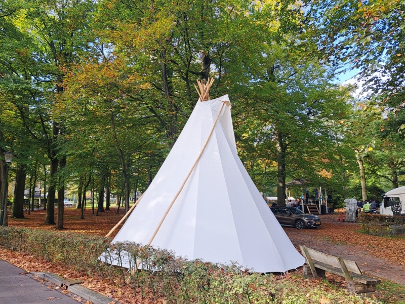Sfeervolle indianentent in het park in het Gooi - yurtkopen