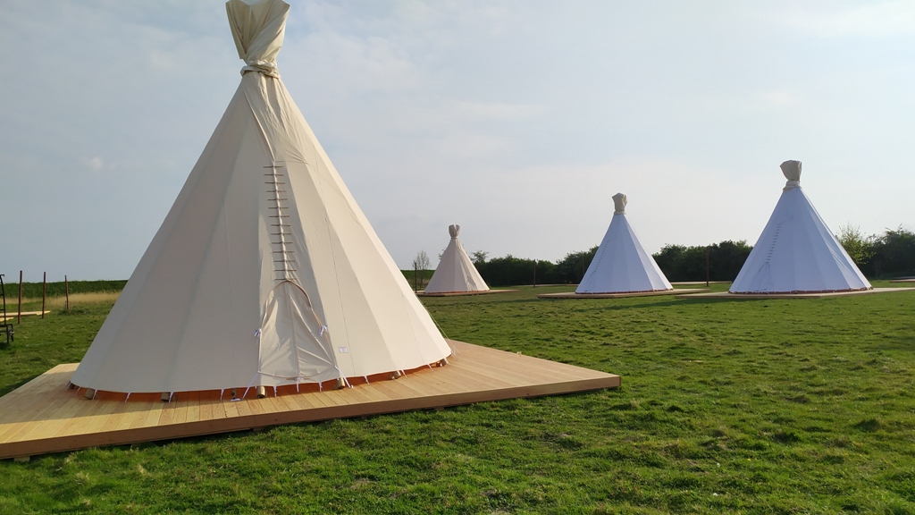 Glamping tipi tenten met een tipikap over de top van de tipipalen: camping in Zeeland - Yurtkopen