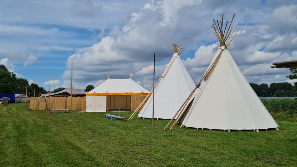 Twee grote witte tipi tenten op het festivalterrein aan de Gaasperplas in Amsterdam - Yurtkopen