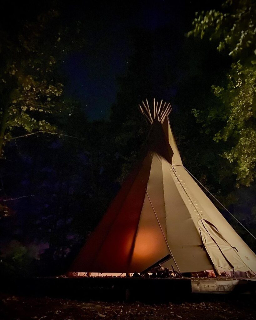 Tipi creme kleur, compleet opgebouwd in sfeervol bos tussen de bomen in België - Yurtkopen